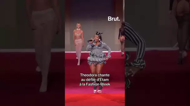 @Theodorabosslady chante au défilé Etam lors de la Fashion Week de Paris