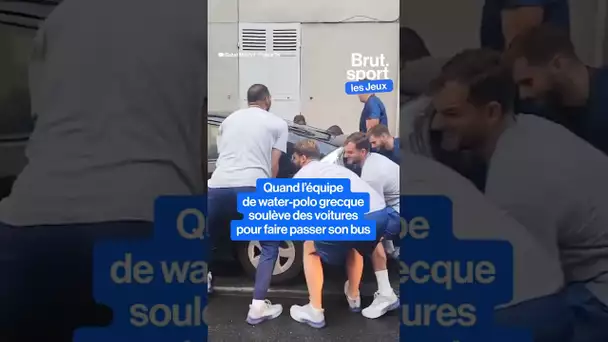 L'équipe de water-polo grecque soulève des voitures pour faire passer son bus #paris2024