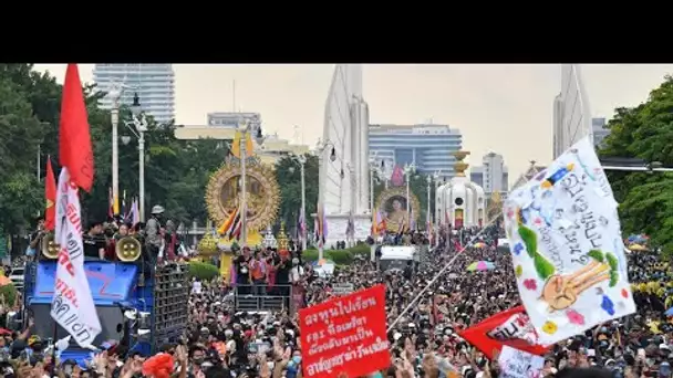 À Bangkok, des manifestants pro-démocratie et des loyalistes face-à-face