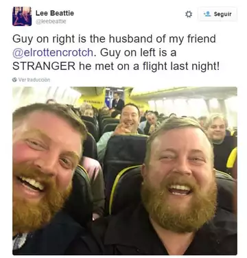 ¡Este hombre encontró a su Doble en el avión y juntos se sacaron una foto que se Volvió Viral!