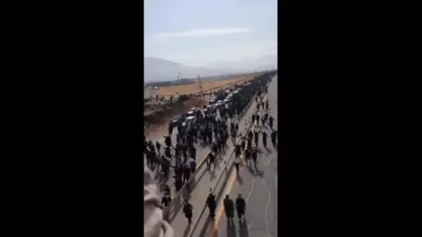 Iran: une foule défile en direction du cimetière pour rendre hommage à Mahsa Amini