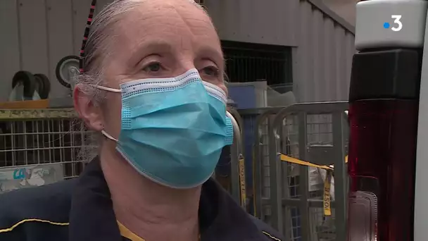 Factrice à Bourg d'Oisans, Evelyne Bernard livre aussi des repas à domicile aux personnes isolées