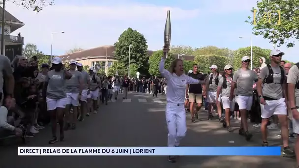 La torche est remise à Elorri, une relayeuse très émue. Elle danse et sautille dans les rues.