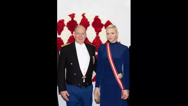 Charlene de Monaco : Bouche rouge et robe smoking face à Caroline de Monaco en robe décolletée et