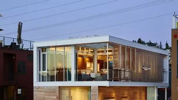 Une maison ultramoderne flotte sur un lac à Seattle