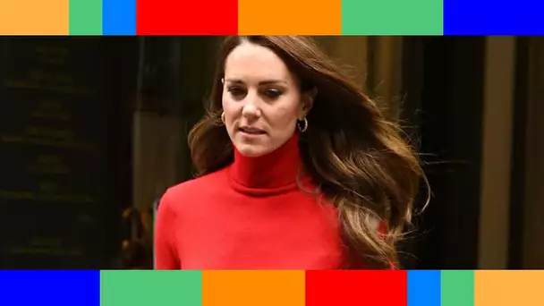 Kate Middleton en total look rouge  elle fait sensation avec un col roulé