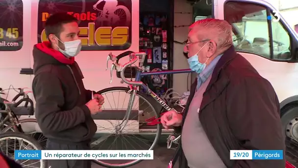 Il répare les vélos sur les marchés de Bergerac