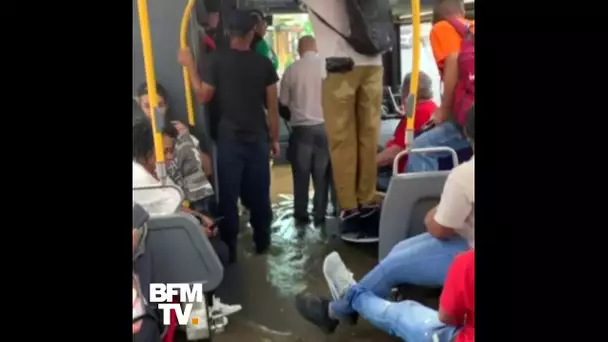Dans les rues inondées de New York, de l'eau s'engouffre dans un bus