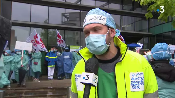 Les infirmiers anesthésistes manifestent devant l'ARS à Dijon