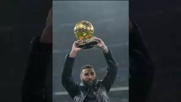 🏆⚽️ Karim Benzema présente son Ballon d'Or au Santiago Bernabéu accompagné de Zidane et Modric !