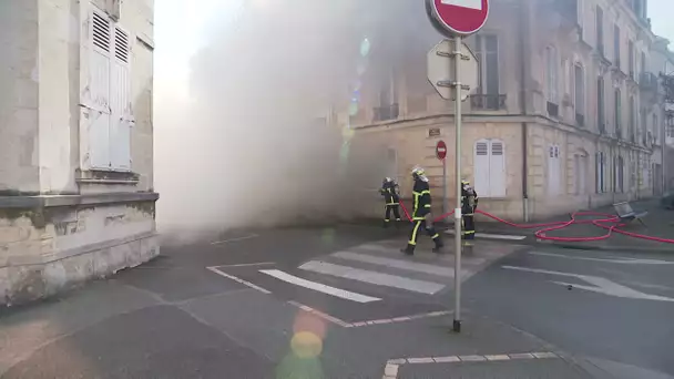 Les pompiers éteignent l'incendie d'une voiture au centre-ville de Nevers
