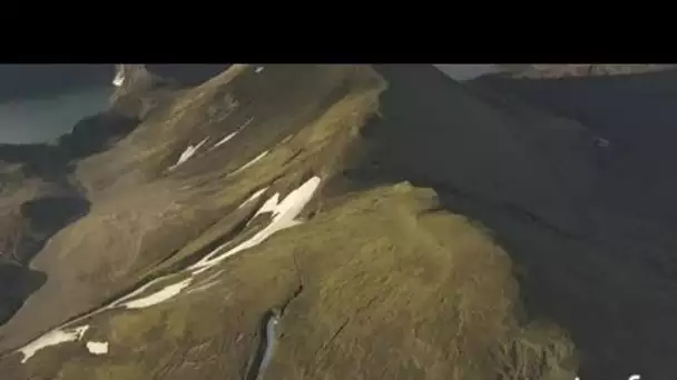 Islande, région de Landmannalaugar : montagnes volcaniques, rivière et lacs