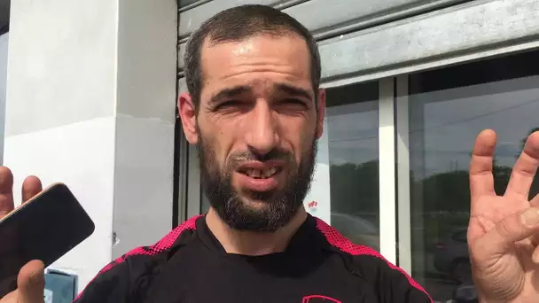 Des bénévoles distribuent des repas aux personnes démunies dans le quartiers des Izards à Toulouse