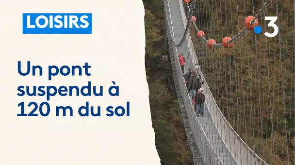 Un pont suspendu à 120 m du sol