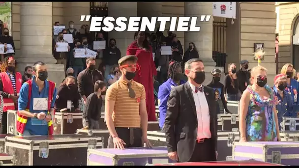 Un flashmob devant le théâtre de l'Odéon pou réclamer la réouverture des lieux culturels