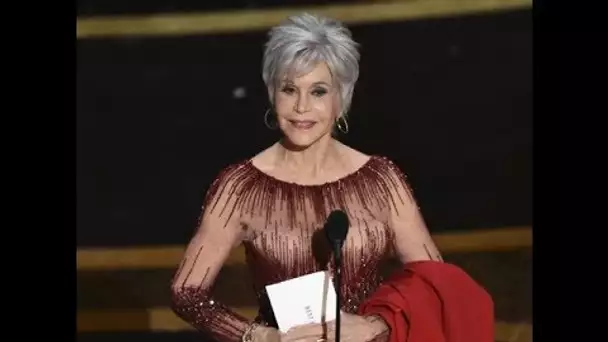 Cheveux gris et robe recyclée  Jane Fonda joue la carte gagnante du vintage sexy aux Oscars
