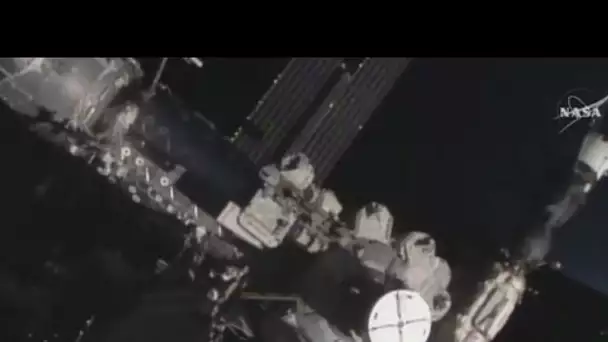 Les cosmonautes de la NASA sortent dans l&#039;espace