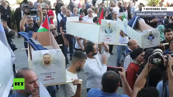 Des journalistes défilent avec des cercueils symboliques à Ramallah