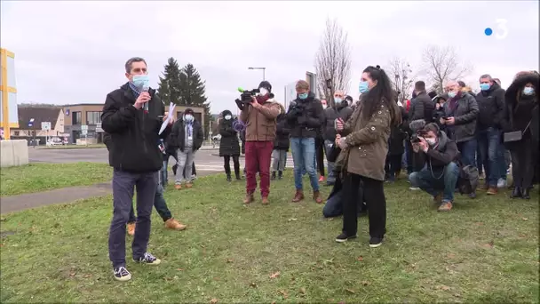 François Ruffin avec les grévistes de Sanofi