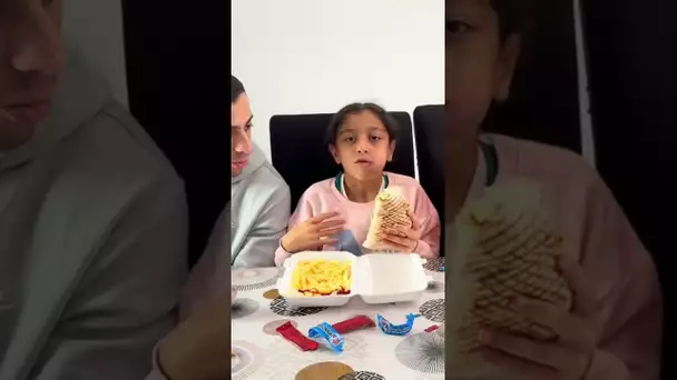 Elle mange son premier tacos depuis qu’elle est revenu d’Algérie