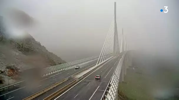 Premières chutes de neige sur l&#039;A78 au niveau du viaduc de Millau