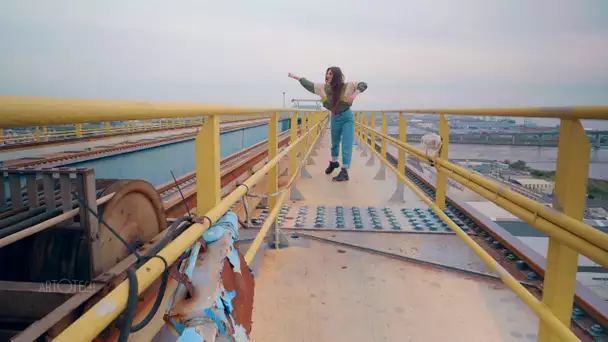 #corps émouvants Elodie Guillotin improvise sur un portique du chantier de Saint-Nazaire SVO