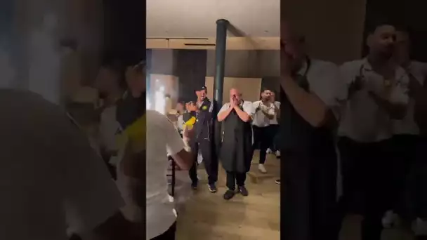 🥹🎂 Quand Cristiano Ronaldo fait pleurer le cuisinier d'Al Nassr avec un gâteau d'anniversaire ! 💛