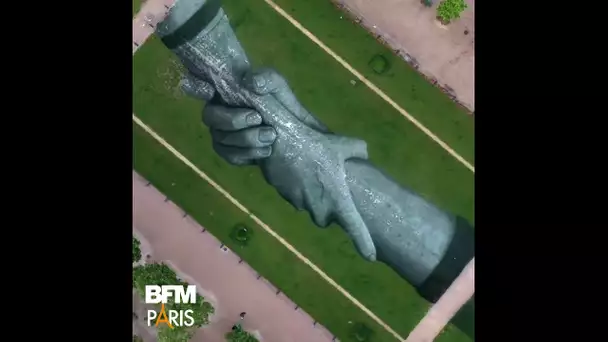 Au pied de la Tour Eiffel, cette fresque rend hommage au sauvetage humanitaire
