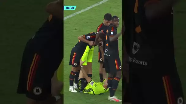 😅 Aouar bouscule l'arbitre, le fait tomber et l'aide à soulager ses crampes ! #shorts