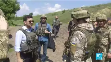 Le président ukrainiens sous le feu des critiques après sa décision sur le Donbass