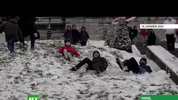 Des Parisiens profitent de la neige à Montmartre