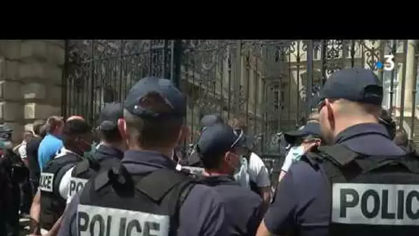 150 à 200 policiers manifestent devant la préfecture à Lille