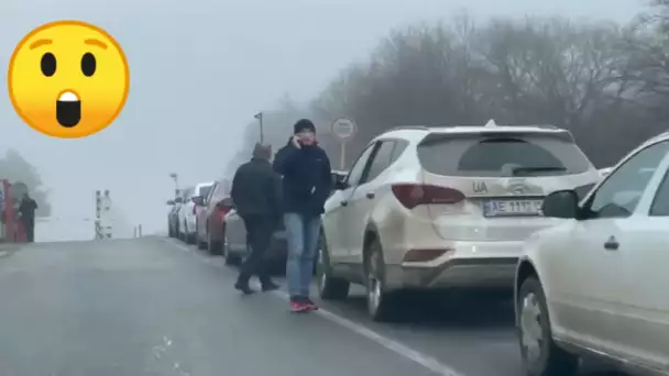 Les Ukrainiens se pressent aux frontières pour quitter le pays. (Vidéo)