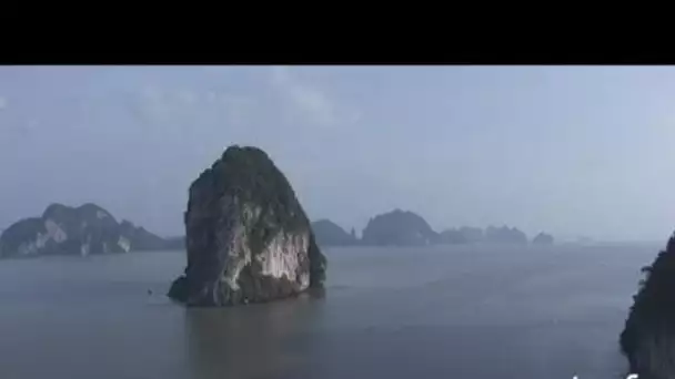 Thaïlande : piton rocheux de la baie de Phang Nga
