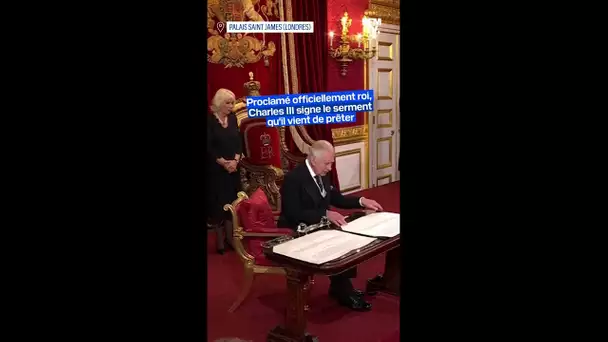 Les images de Charles III qui signe le serment qu'il vient de prêter après avoir été proclamé roi