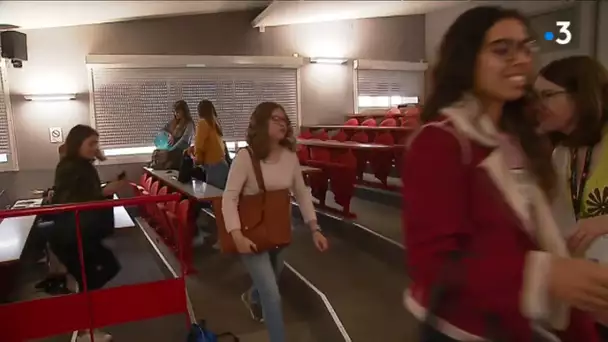 Laval : les étudiants en médecine suivent les cours en vidéoconférence