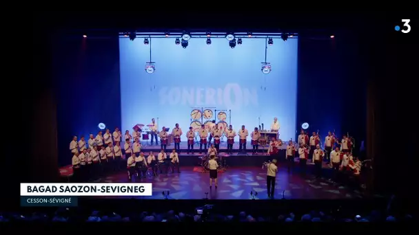 Prestation du bagad Saozon-Sevigneg au championnat national des Bagadoù 2023 à Saint-Brieuc