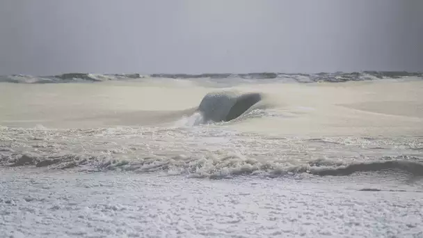 Un surfeur prend en photo les vagues gelées par le froid aux USA