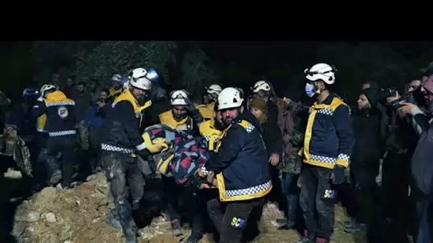 [No Comment] avec des secouristes syriens, dans les décombres d'un immeuble