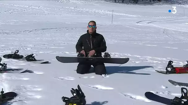 A Valloire en Savoie, il présente son snowboard... à assistance électrique !