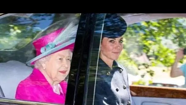 Les passagers surpris alors que Kate Middleton embarque sur un vol économique avec Charlotte et Loui