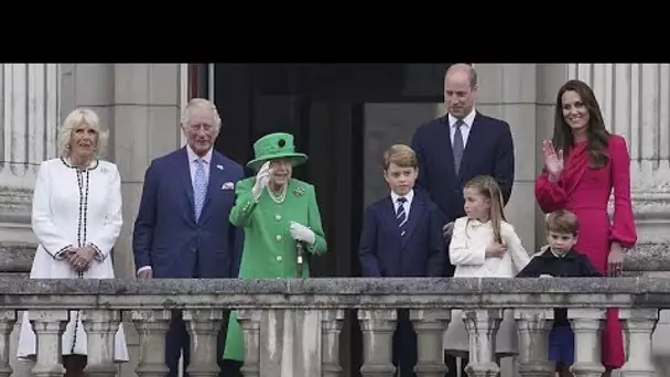 En clôture de son jubilé, la reine Elizabeth II fait une apparition surprise au balcon de B…