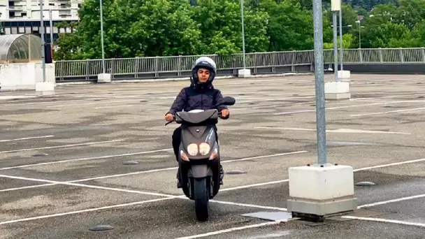 J’ACHÈTE UN SCOOTER A MOMO ...