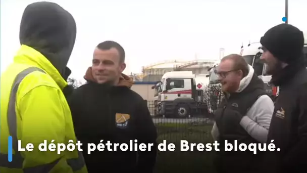 Agriculteurs en colère. Le dépôt pétrolier de Brest bloqué.