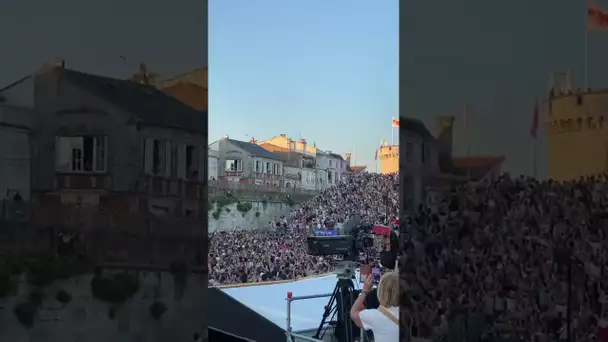 Santa débarque en tyrolienne aux Francofolies