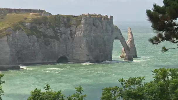 Pour la saison estivale, Etretat cherche à attirer les touristes français