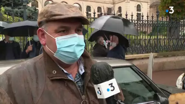 Attaque de loup en Saône-et-Loire : les éleveurs manifestent devant la préfecture de Mâcon