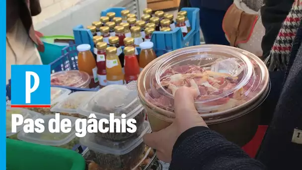 Contre le gaspillage, des restaurateurs vendent dans la rue leur stock de nourriture