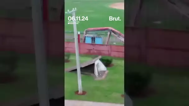 L’ouragan Rafael était tellement violent à Cuba qu’il a fait tomber les projecteurs d’une stade