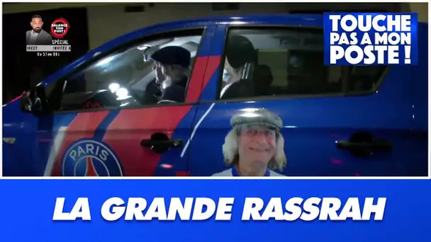 René Malleville à bord de sa voiture customisée aux couleurs du PSG avec le sosie de Didier Raoult